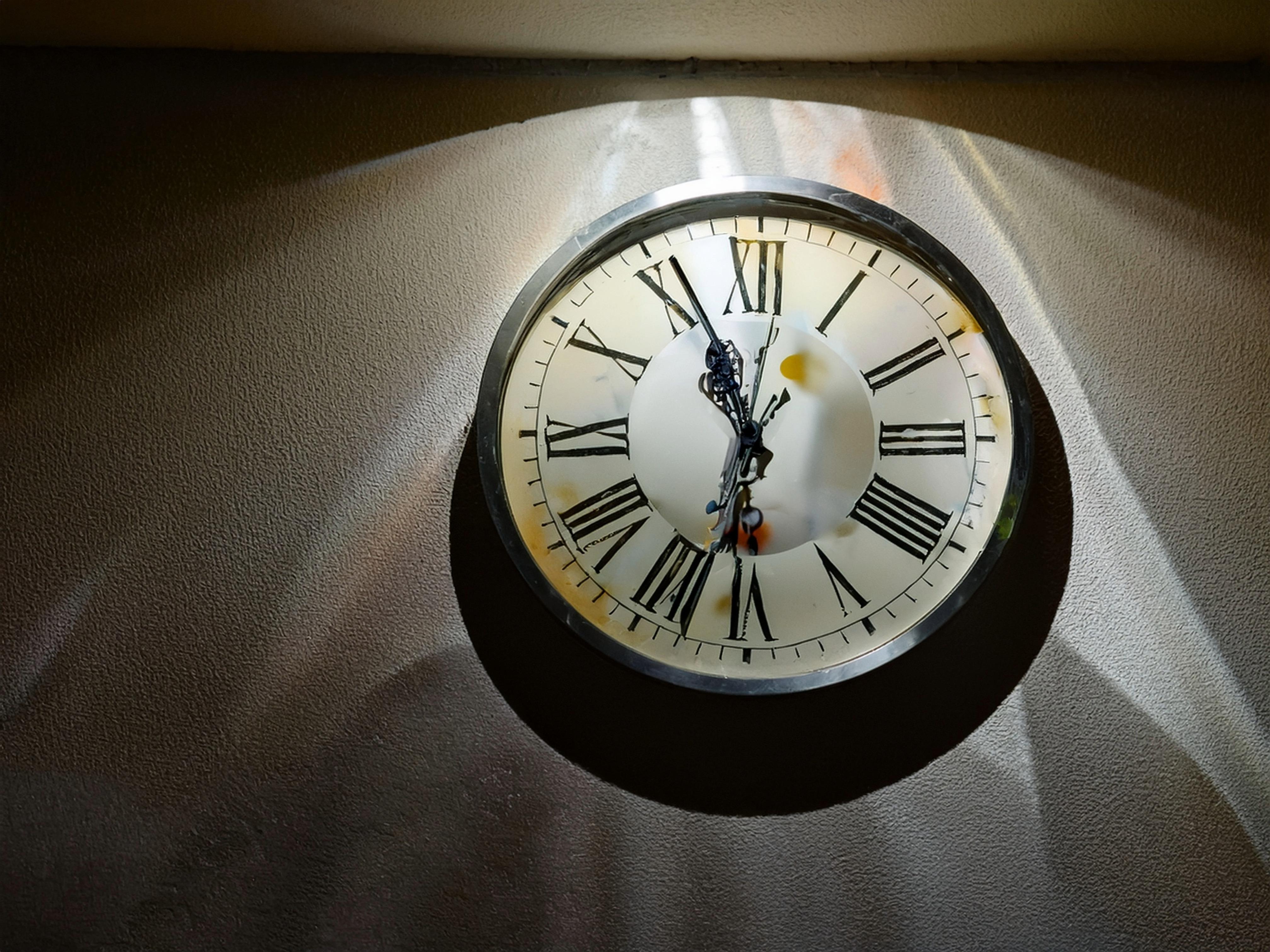 東京で深夜や早朝も対応可能なサービスを示す暗闇の時計